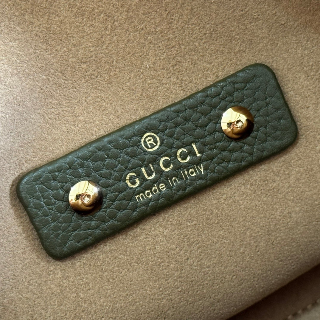 Gucci Large Softbit Leather Shoulder Bag in Green