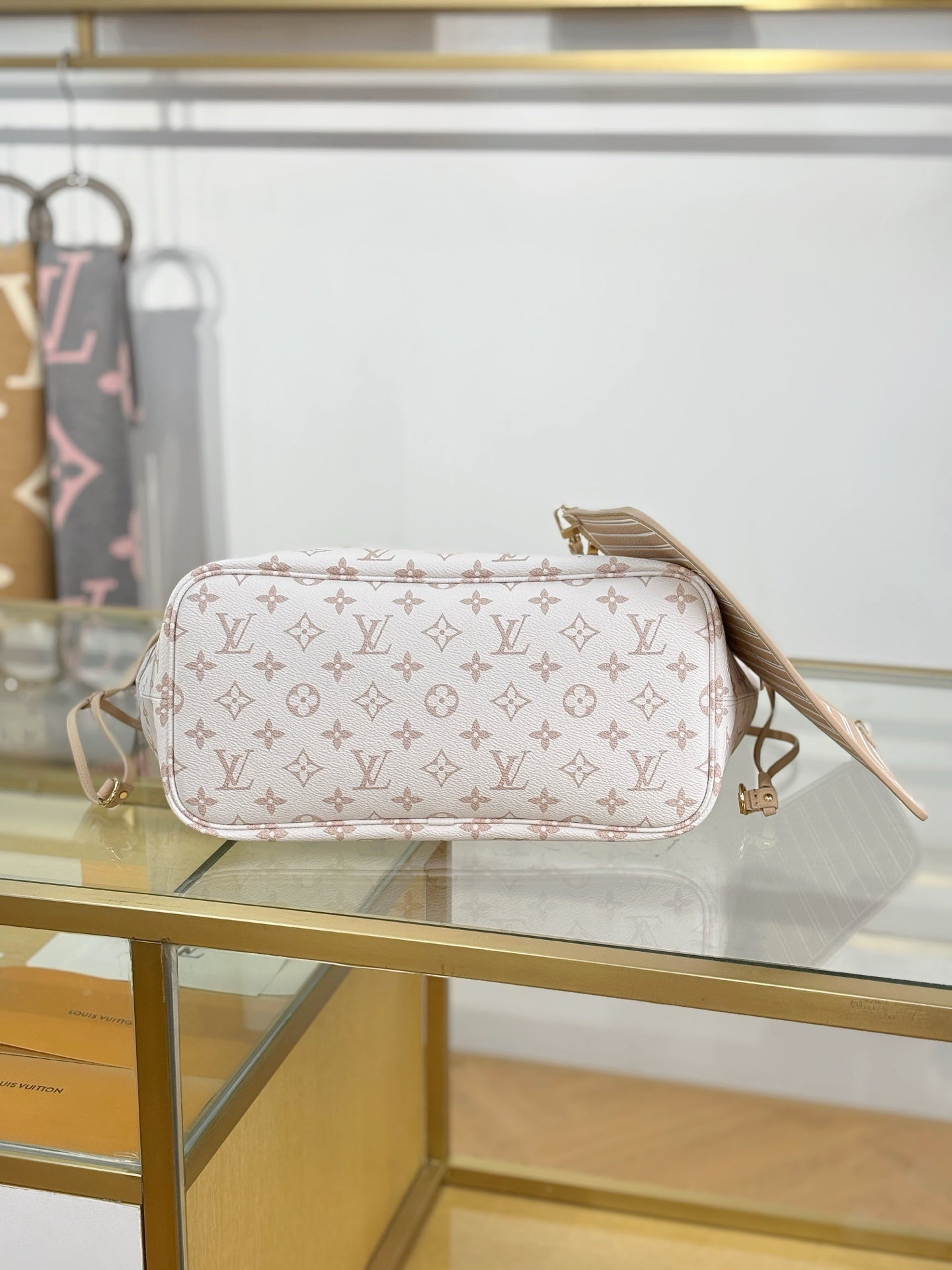 Louis Vuitton Neverfull MM Tote Bag – Monogram Canvas with Natural Cowhide Leather Trim