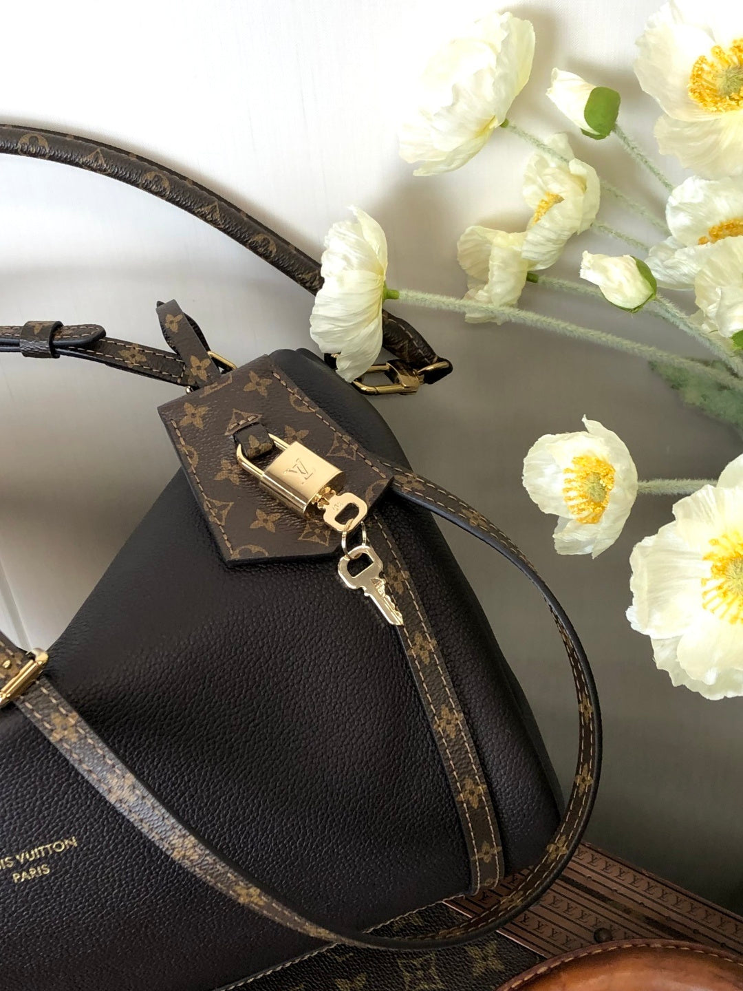 Louis Vuitton Express MM Handbag – Fashion Leather