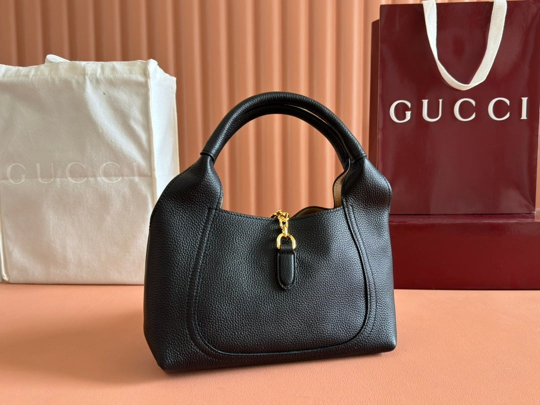 Gucci Softbit Shoulder Bag in Black Grained Leather