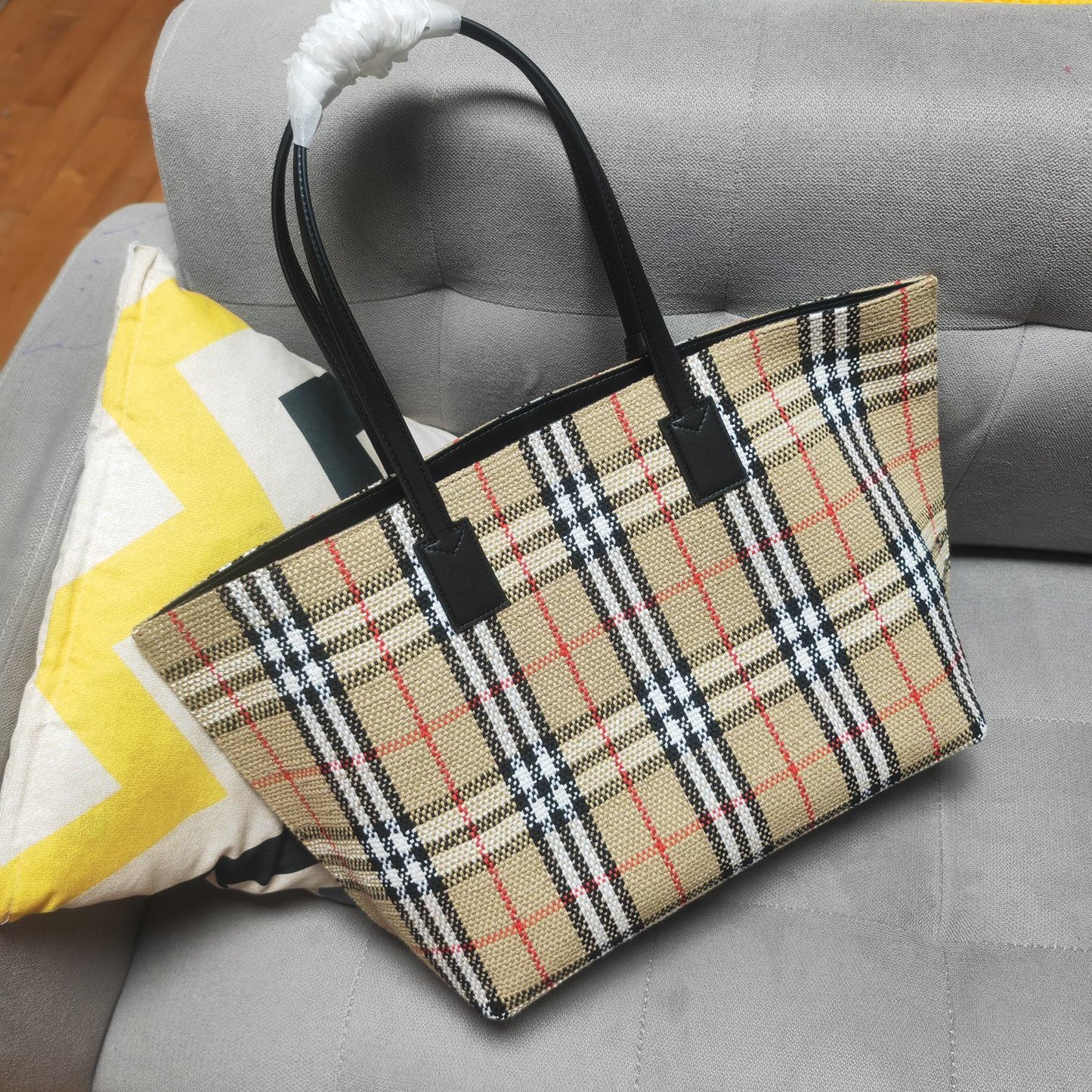 Burberry Highlands House Check Tote Bag in Beige Cotton-Linen Blend