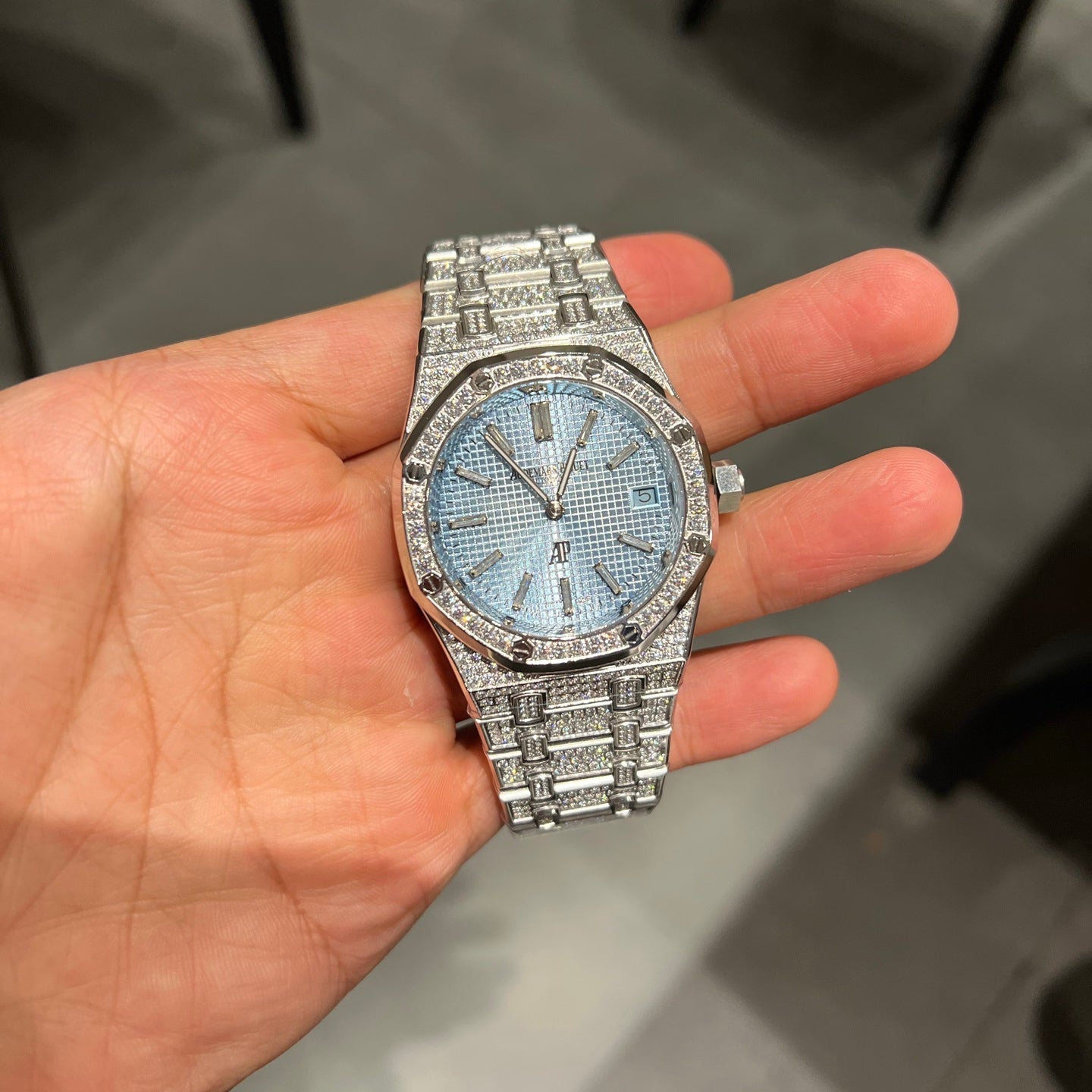 Audemars Piguet Royal Oak Jumbo Extra-Thin Diamond Set – Diamond-Set White Gold Luxury Timepiece