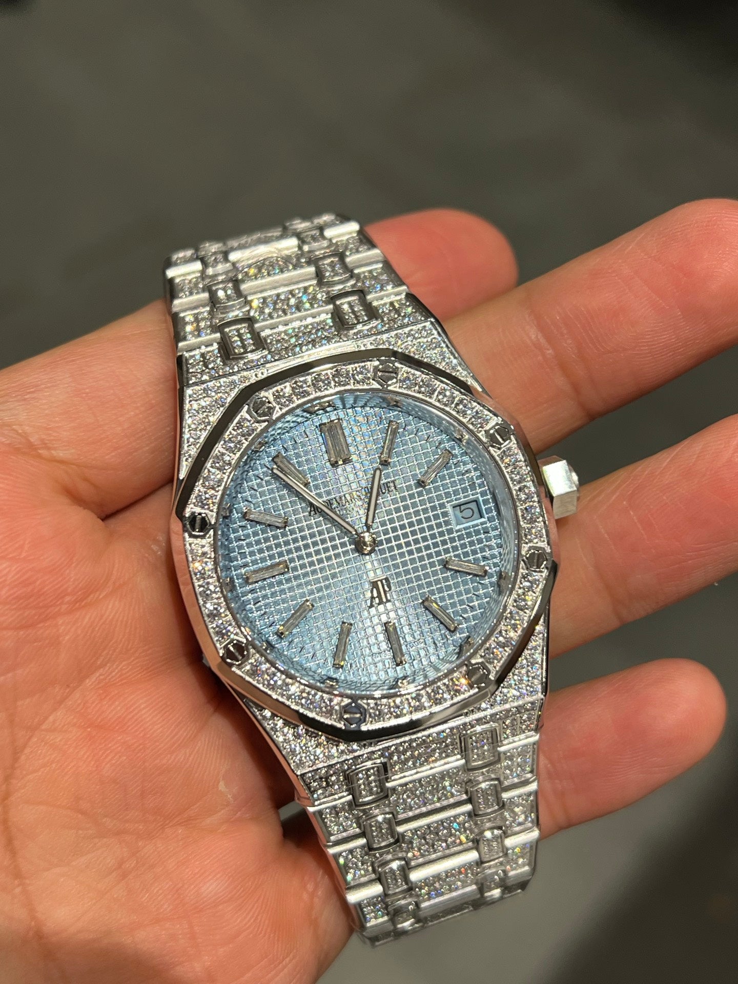 Audemars Piguet Royal Oak Jumbo Extra-Thin Diamond Set – Diamond-Set White Gold Luxury Timepiece