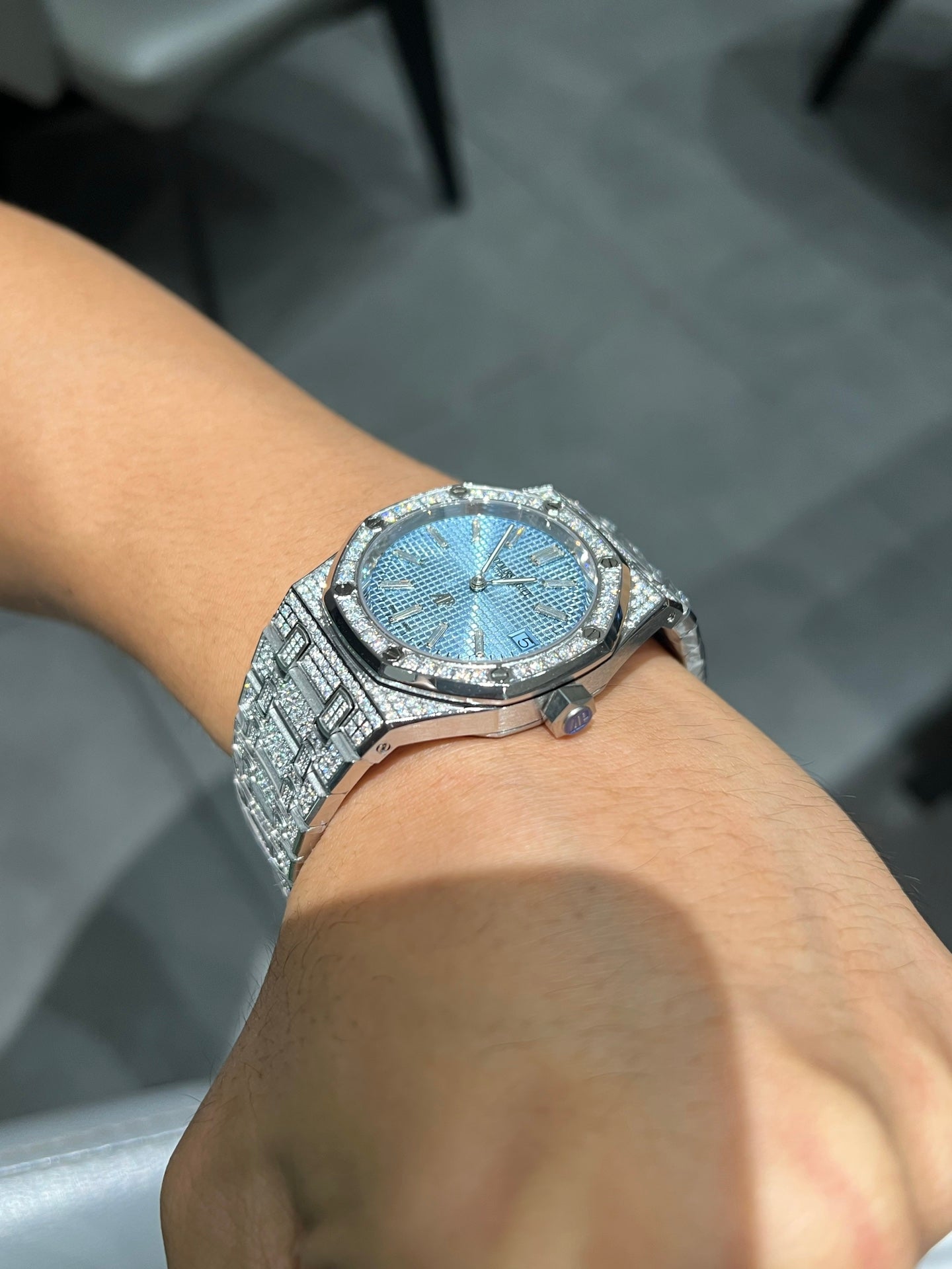 Audemars Piguet Royal Oak Jumbo Extra-Thin Diamond Set – Diamond-Set White Gold Luxury Timepiece