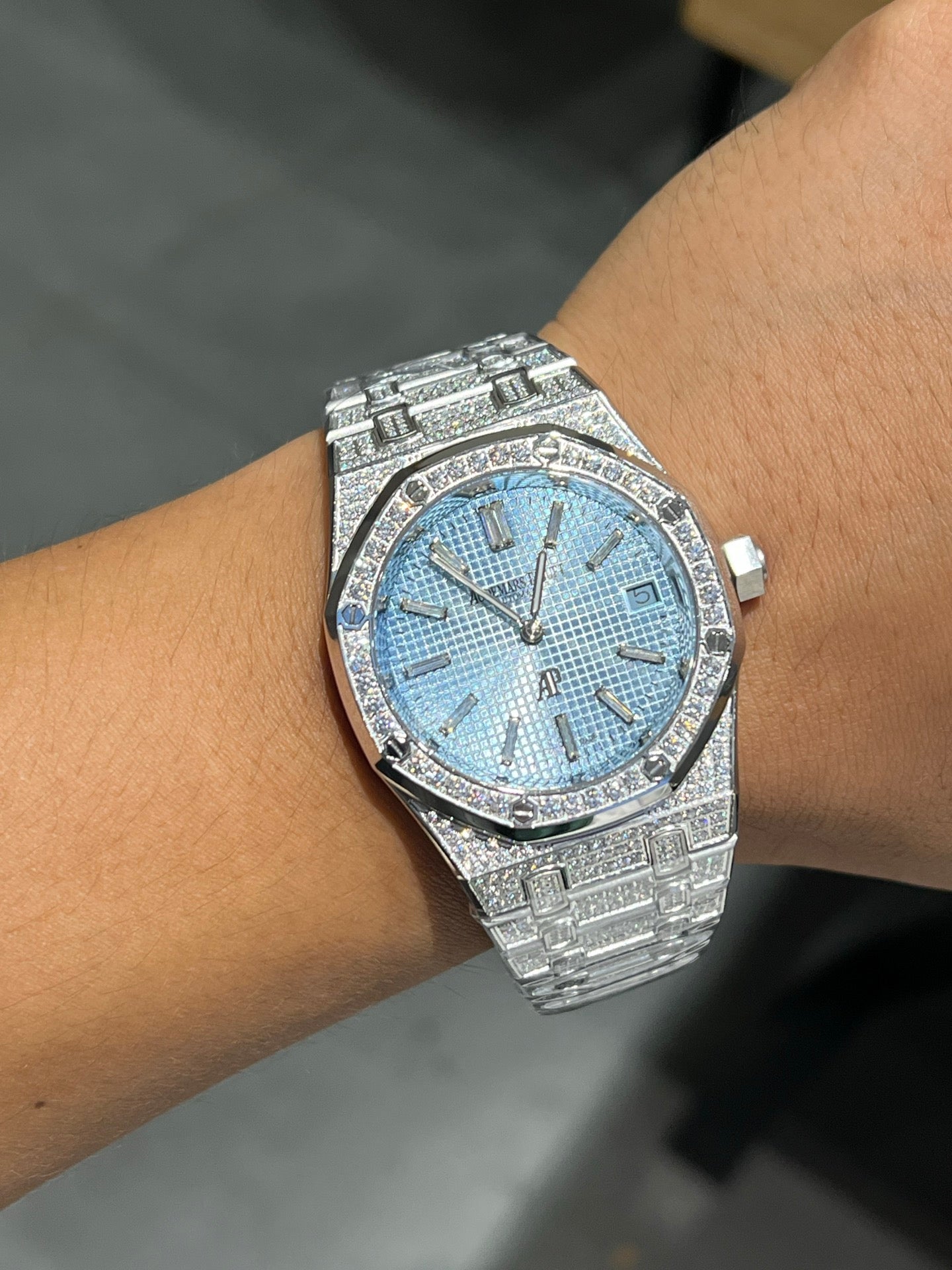 Audemars Piguet Royal Oak Jumbo Extra-Thin Diamond Set – Diamond-Set White Gold Luxury Timepiece