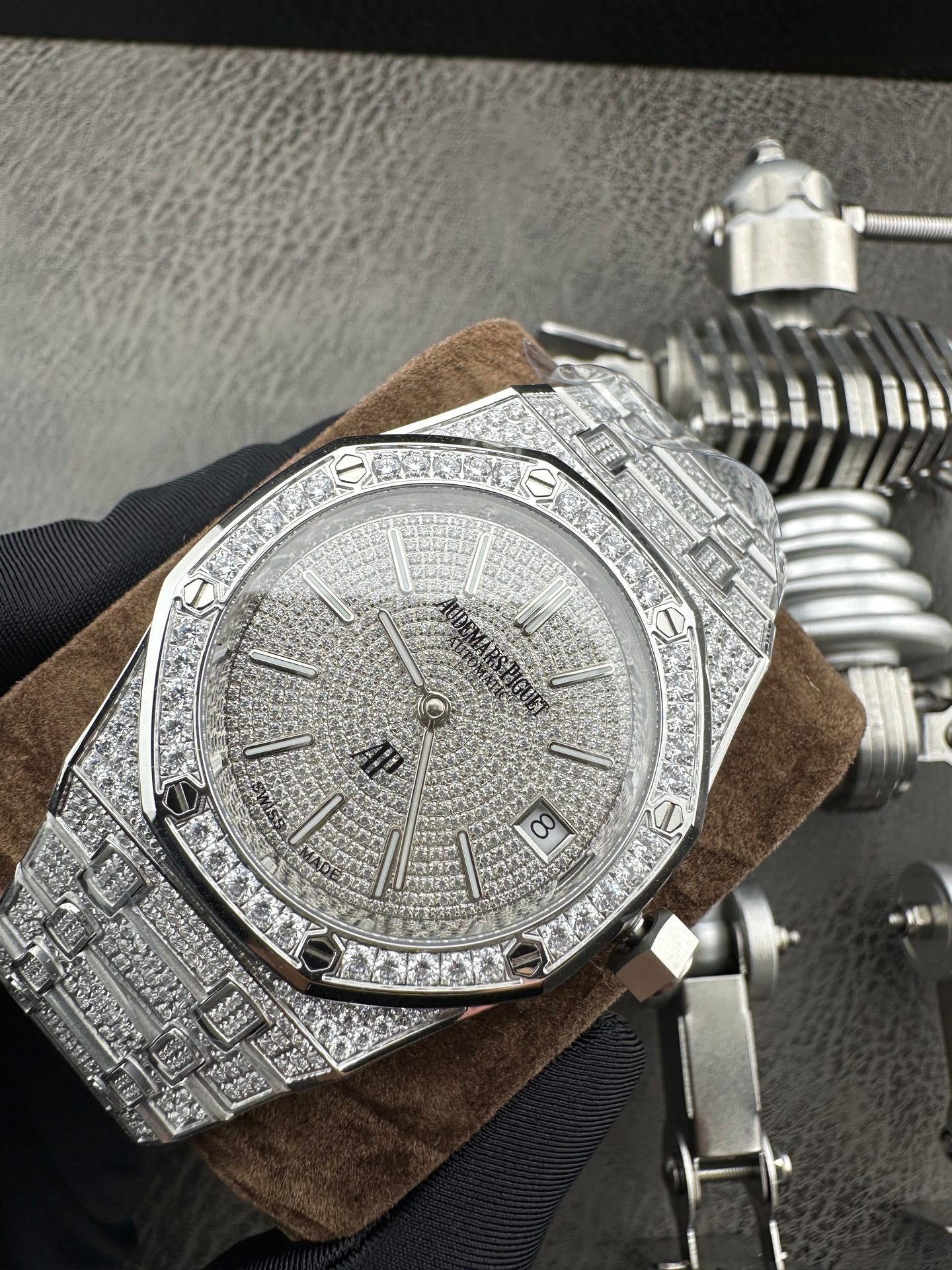 Audemars Piguet Royal Oak “Jumbo” Extra-Thin – 18K White Gold Full Diamond-Set Watch