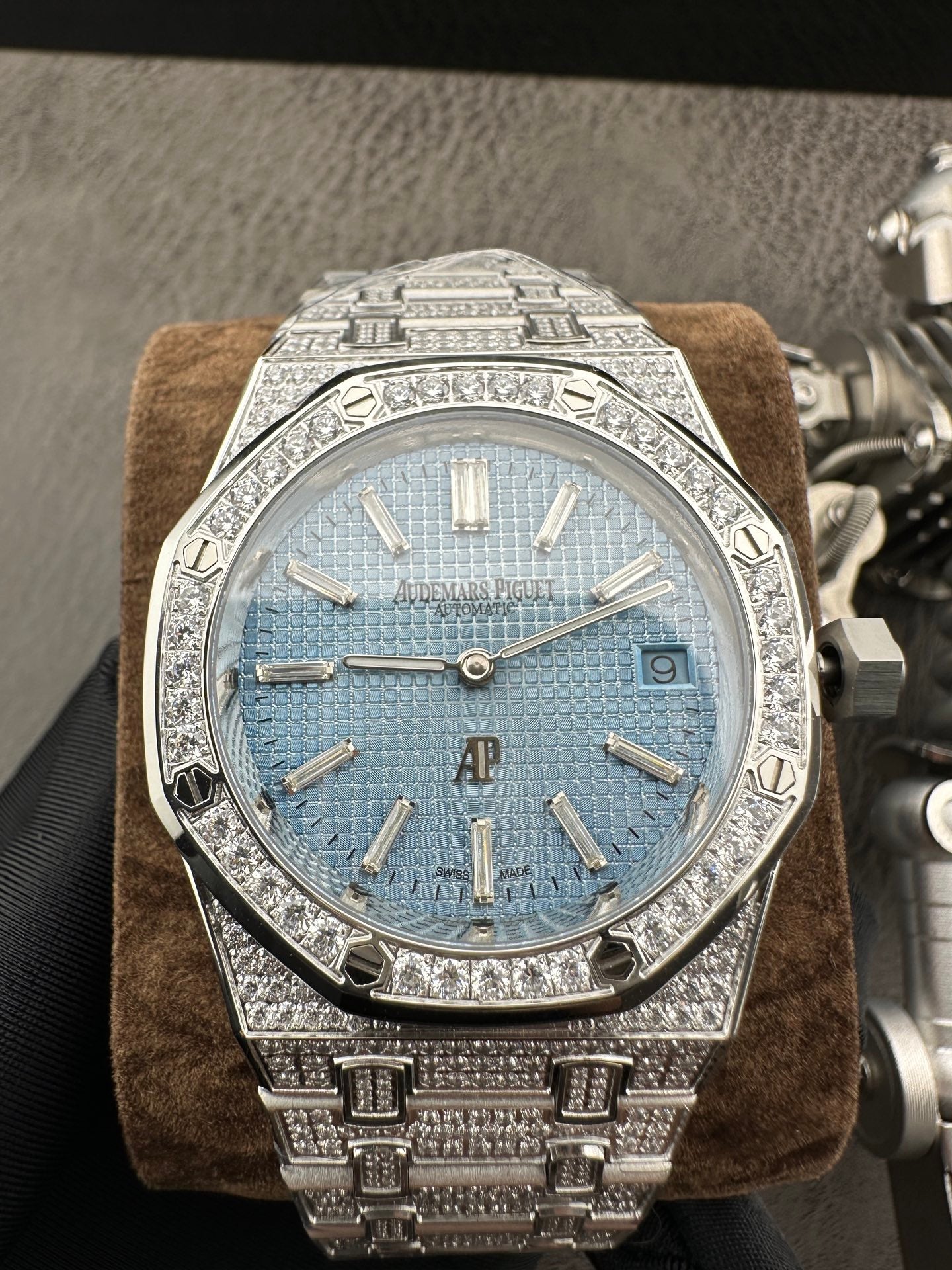 Audemars Piguet Royal Oak “Jumbo” Extra-Thin – White Gold Diamond-Set Watch