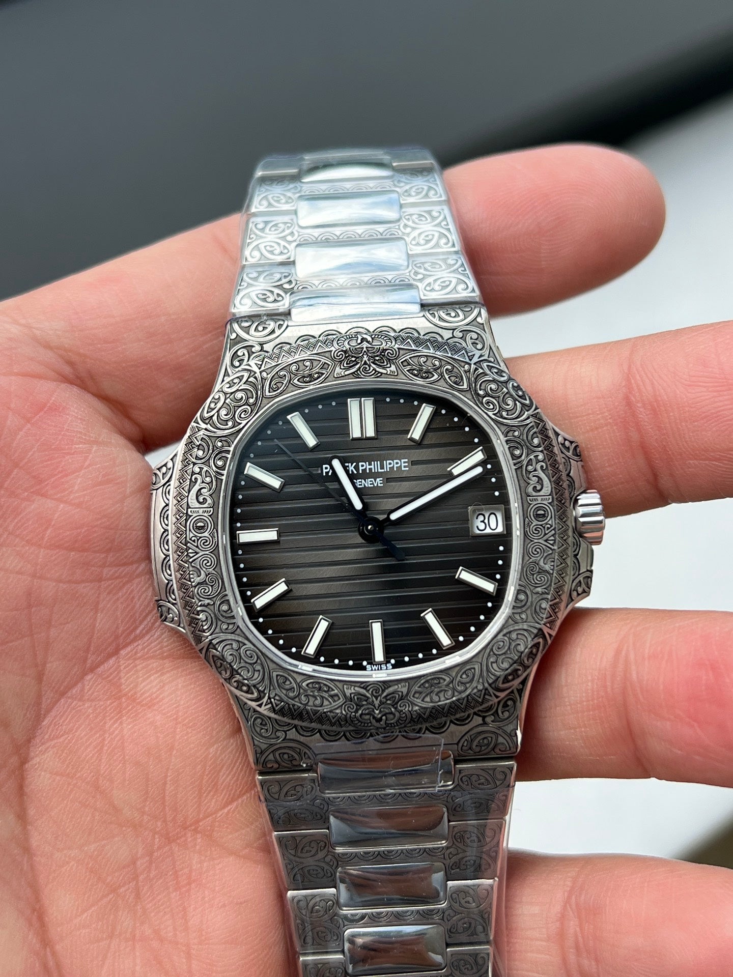 Patek Philippe Nautilus Hand-Engraved Unique Piece – Rare Luxury Collector’s Watch